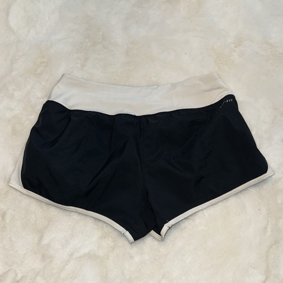 Nike women’s shorts black/white size small - Picture 2 of 3